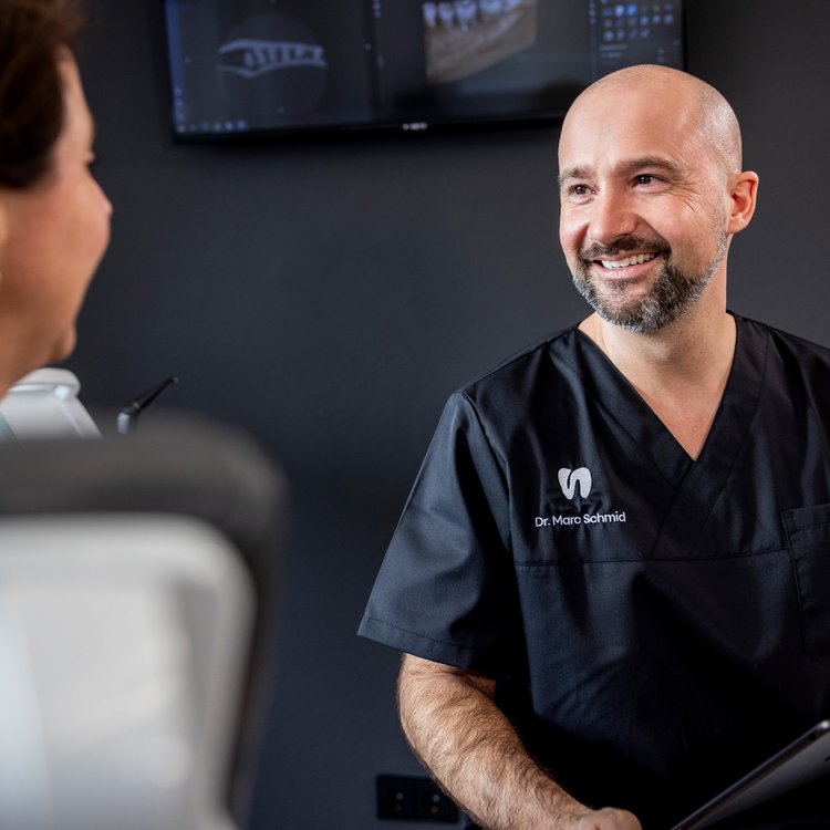 ZAHN.SCHMID Gerade Zähne Dr. Marc Schmid im Gespräch mit einer Patientin